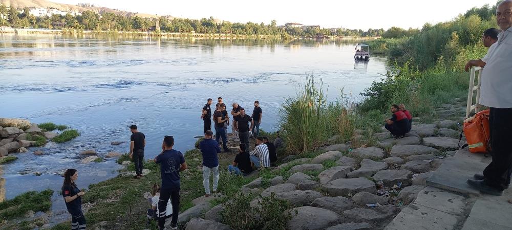 Serinlemek için baraja gölüne giren çocuk boğuldu