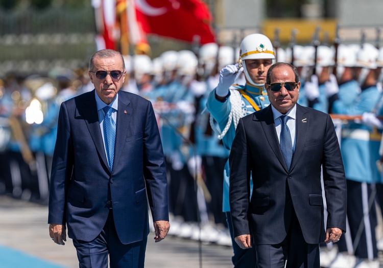 Erdoğan, Sisi'yi resmi törenle karşıladı