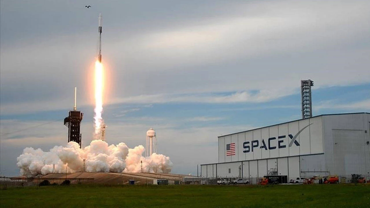 SpaceX, Falcon 9 roketini fırlattı