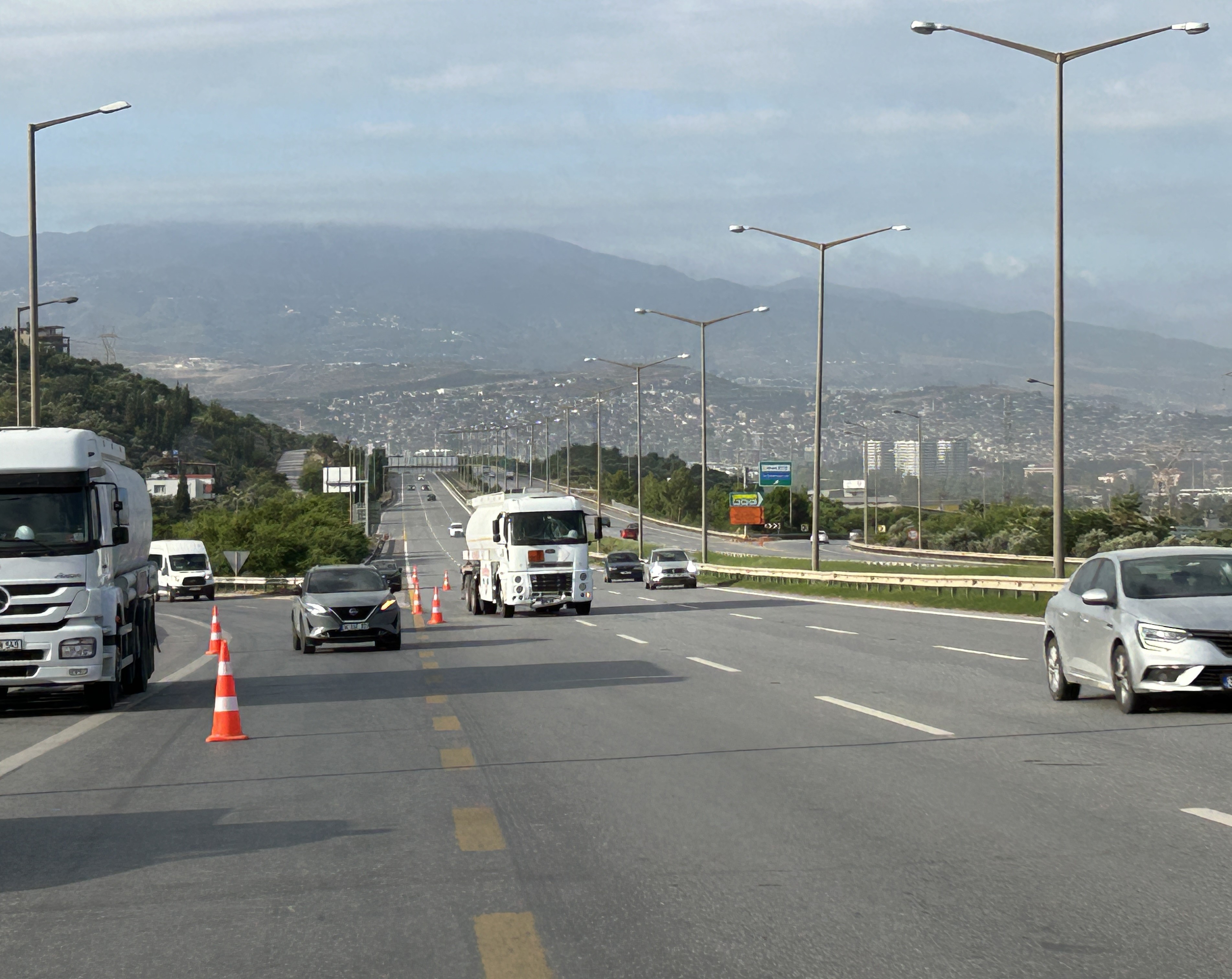 İşçi servisi, tankerle çarpıştı