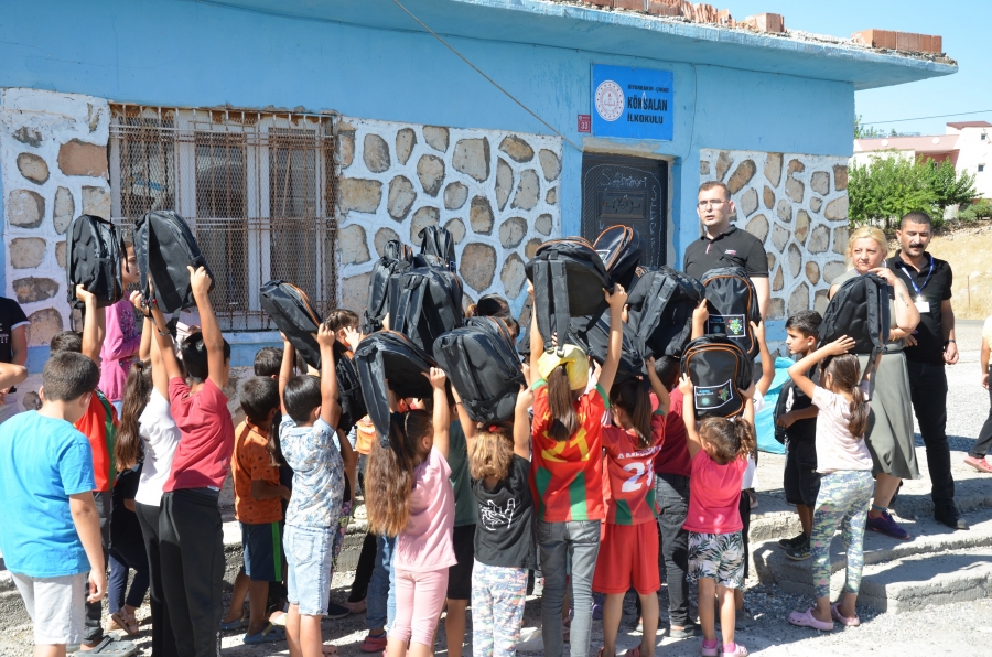 Diyarbakır Çınar’daki yangından etkilenen öğrencilere kırtasiye desteği