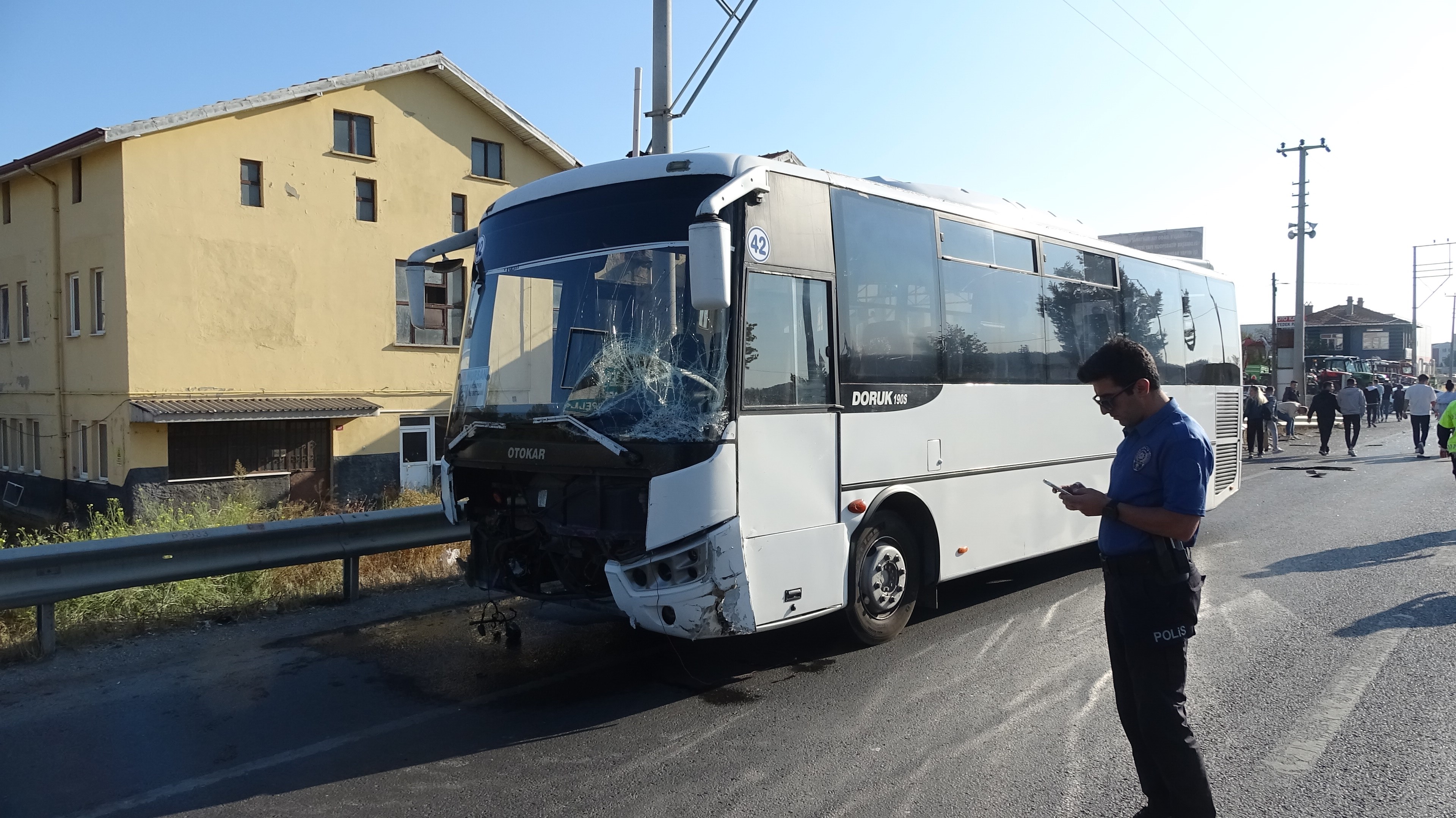 Otomobil ile işçi servisi çarpıştı: 1 ölü, 9 yaralı