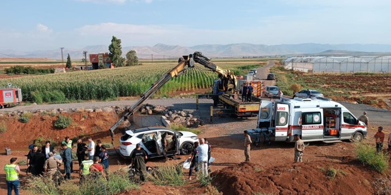 Kanala düşen otomobilde 3 kişi hayatını kaybetti