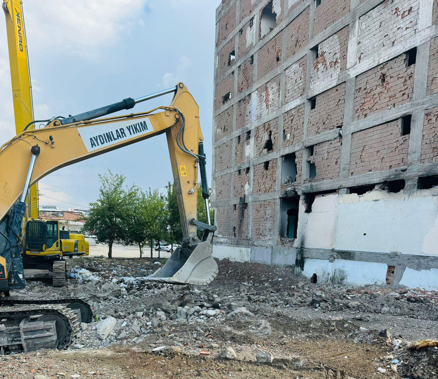 Diyarbakır’da 43 orta ve ağır hasarlı binanın yıkımına başlandı