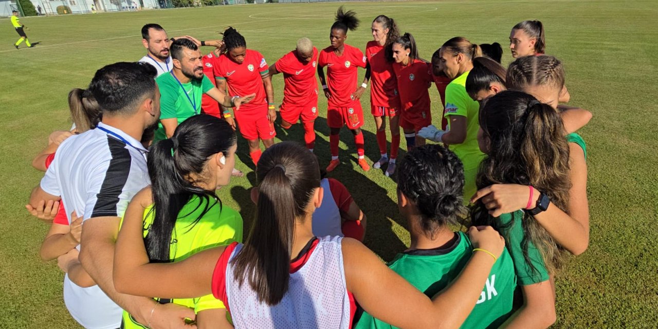 Amedspor kadın futbol takımı Çekmeköyspor maçı için yola çıktı