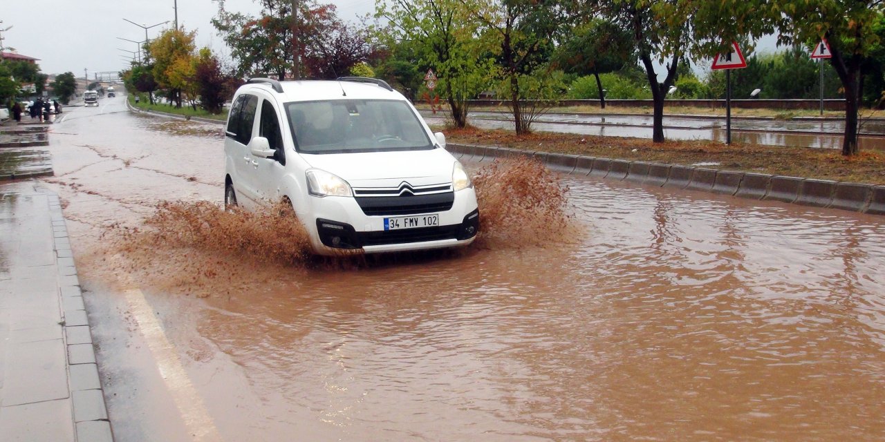 Şiddetli yağış sel ve taşkınlara neden oldu