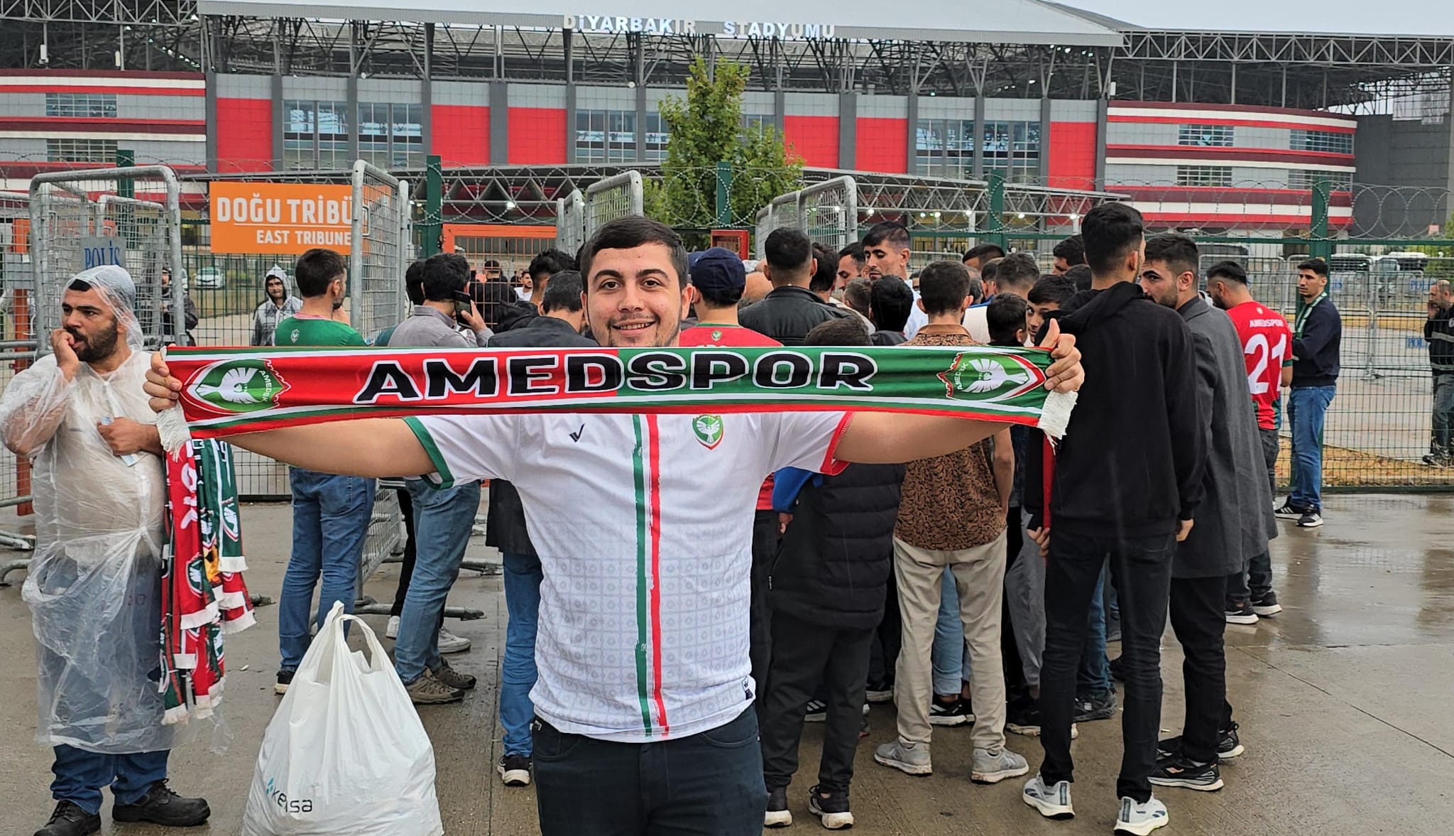 Amedspor taraftarı stadyumda yerini aldı