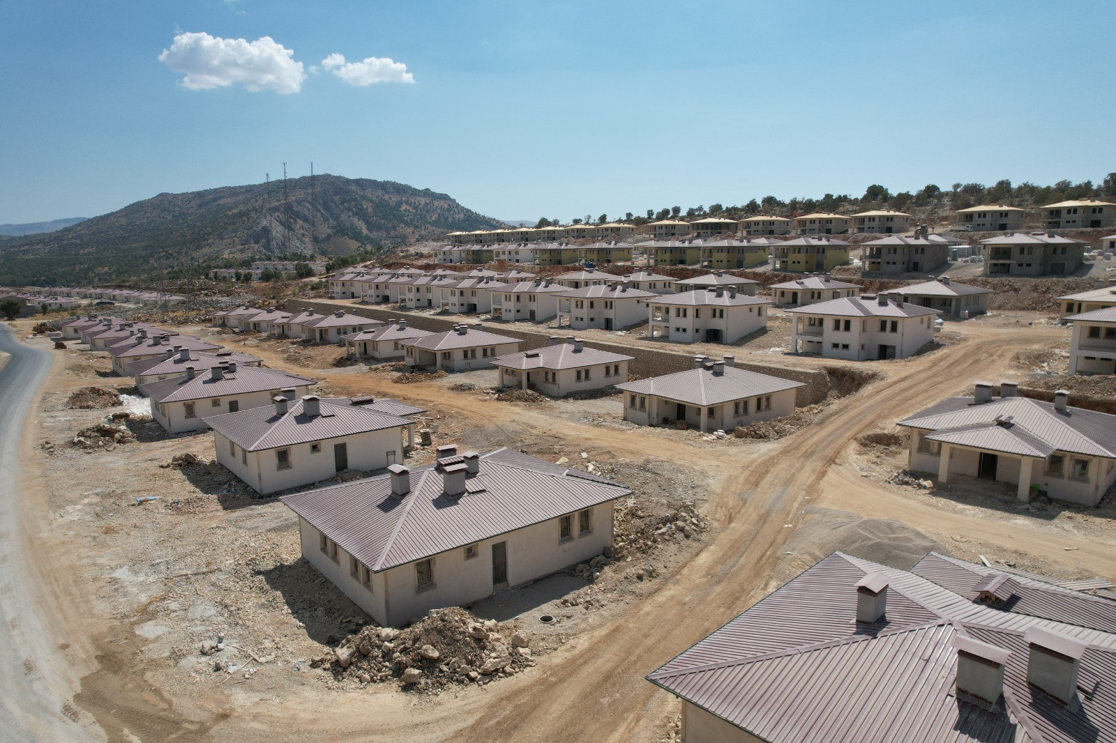 Adıyaman'da köy evleri sağlam zeminlerde yapılıyor