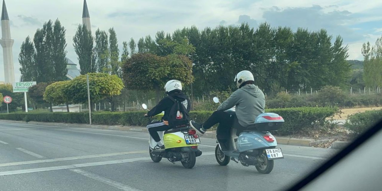 Bozulan motosikleti ayağı ile itti