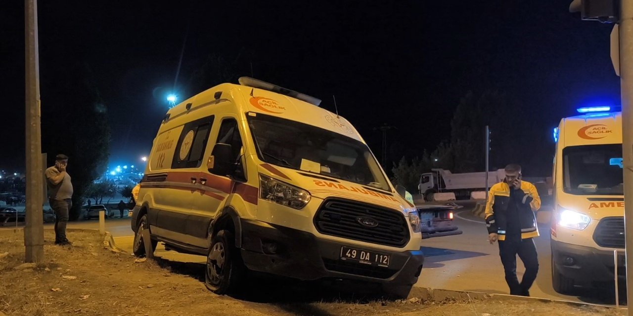 Ambulans kaza yaptı: 2 kişi yaralandı