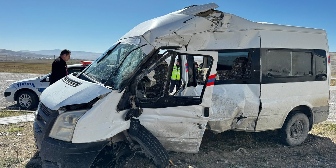 Minibüs TIR’la çapıştı: 1'ağır, 3 yaralı