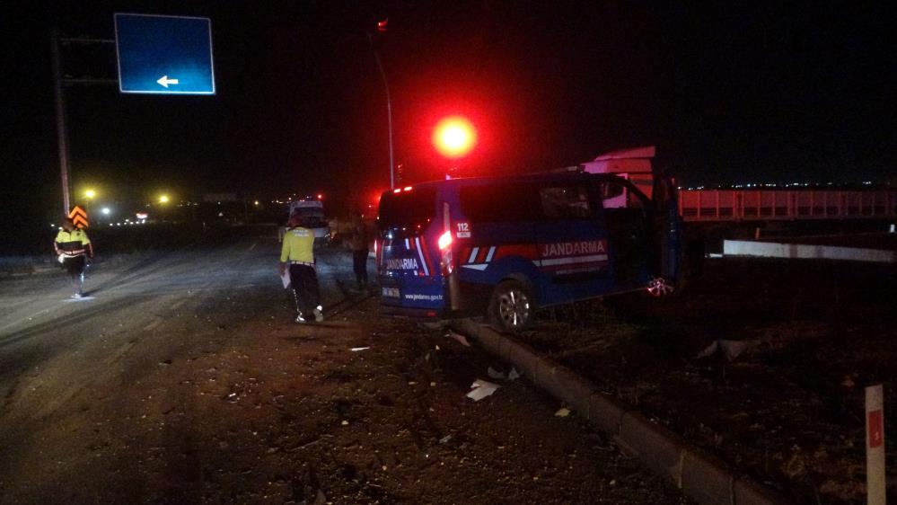 Askeri araç otomobille çarpıştı: 5'i asker 7 yaralı