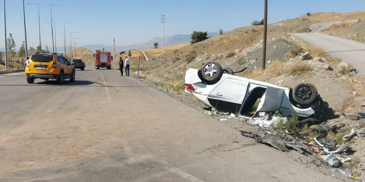 Kavşakta dönüşü alamayan iki araç çarpıştı: 3 yaralı