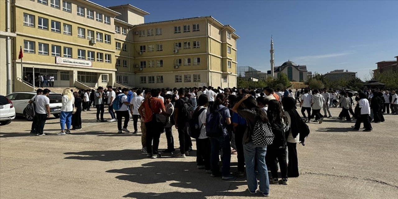 Yerlikaya'dan yeni deprem açıklaması: 3 binada kısmi çökme