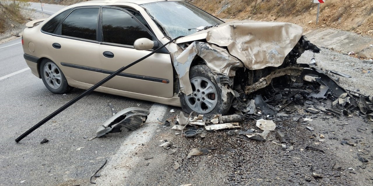 Otomobil ve Minibüs Çarpıştı, 1'i Ağır 10 Yaralı