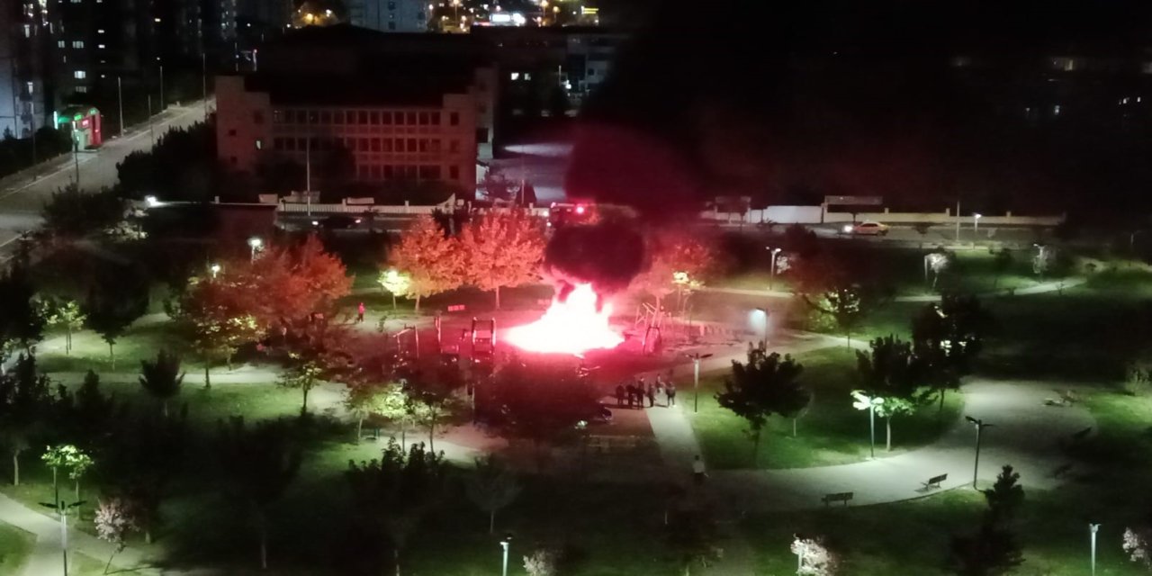 (VİDEO) Diyarbakır'da çocuk parkında yangın