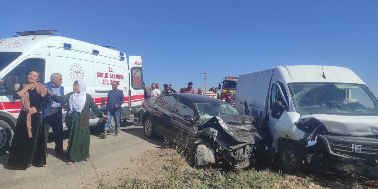 Mardin'de minibüs ile otomobil çarpıştı: 1 yaralı