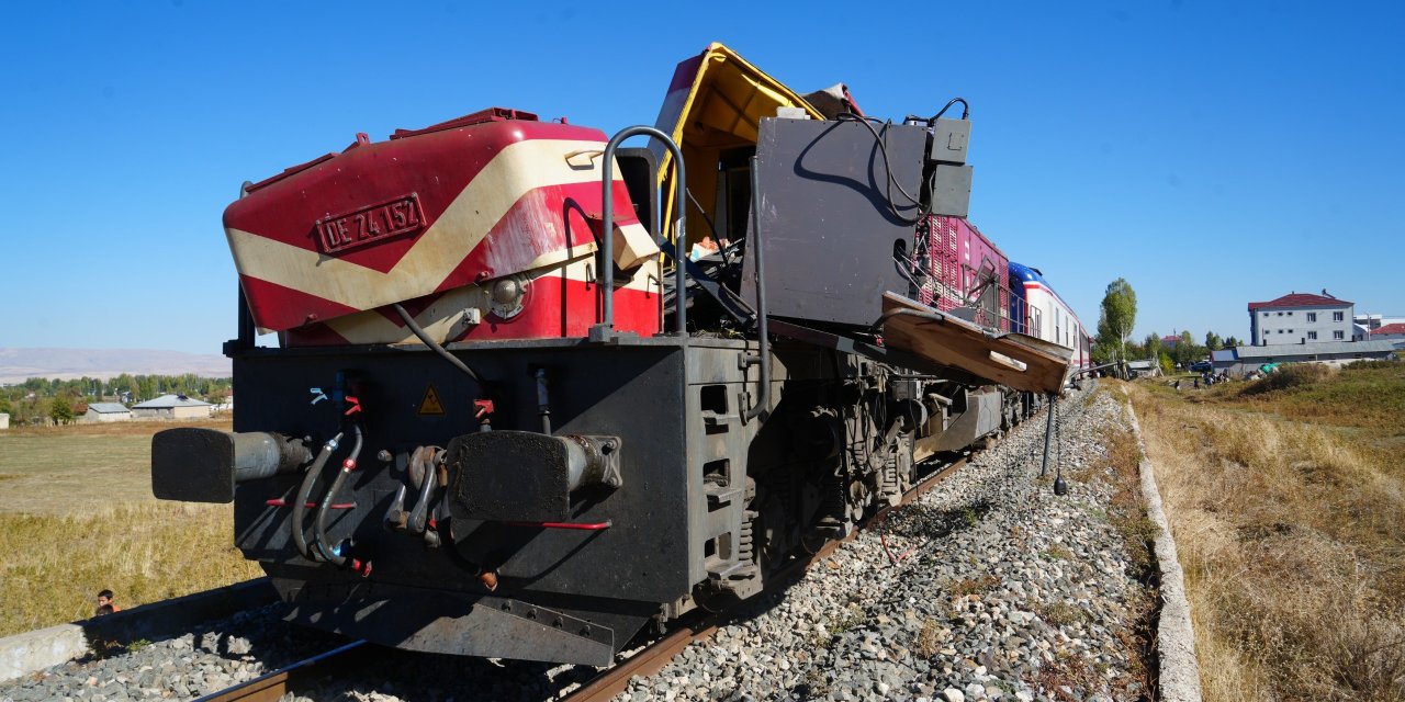 Yolcu treni beton pompasına çarptı; 1 ölü, 2 yaralı