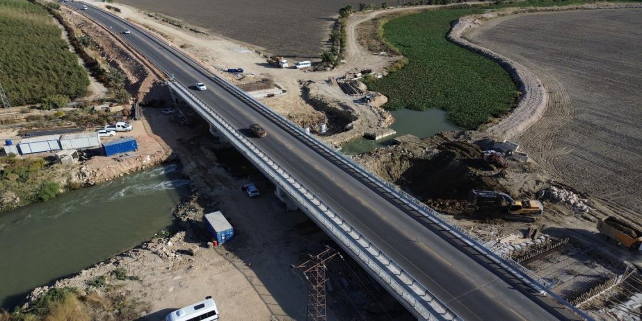 Depremde Hasar Gören Yolda İlk Köprü Tamamlandı