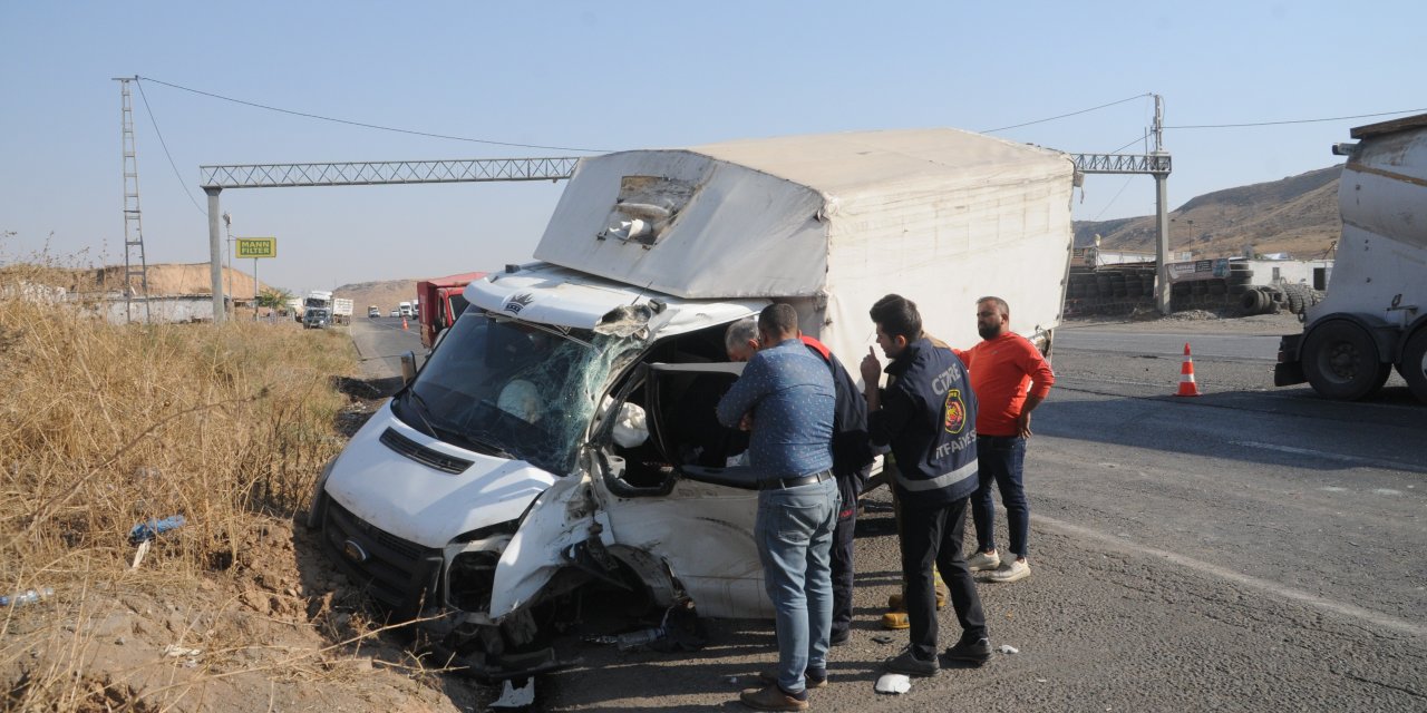 Şırnak’ta tır ile kamyonet çarpıştı