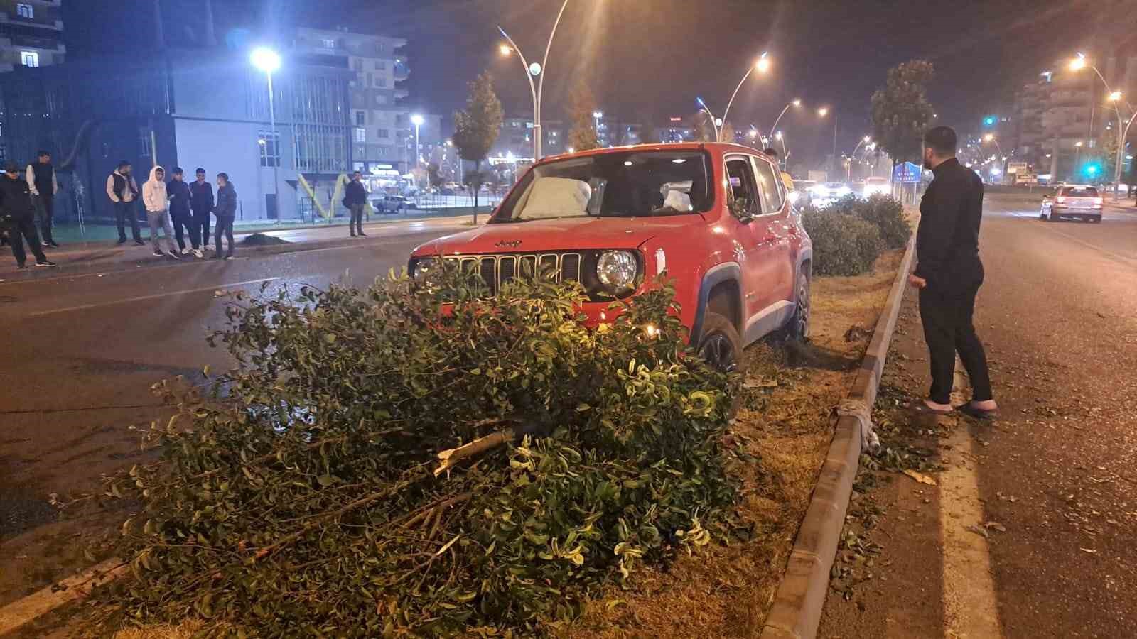 Diyarbakır'da kontrolden çıkan cip refüje çıktı: 1 Yaralı