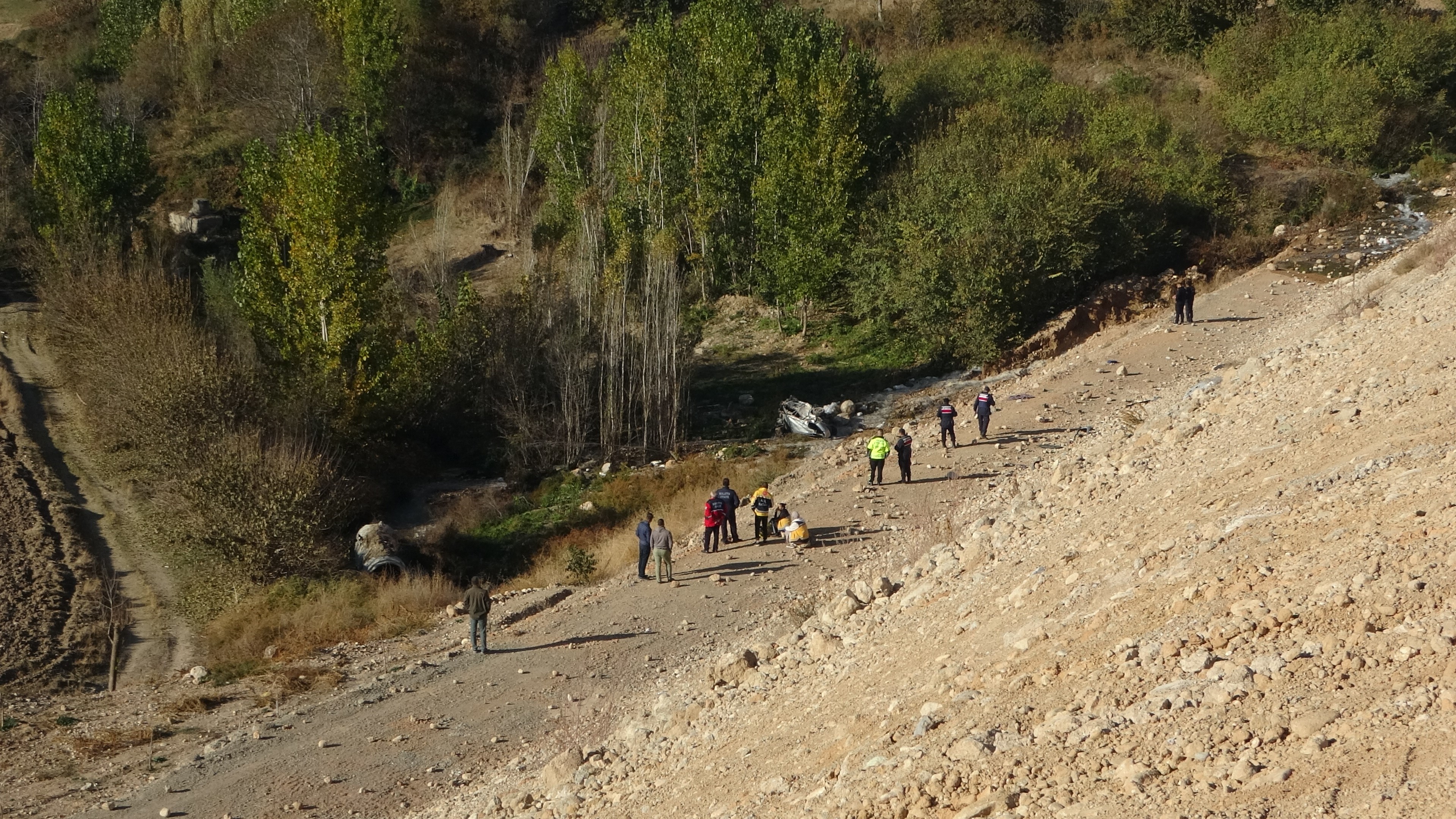 Araç dere yatağına uçtu: 1 ölü