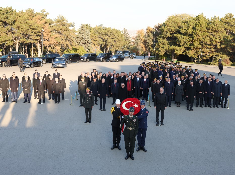 Devlet erkanı Anıtkabir'de Atatürk'ü andı