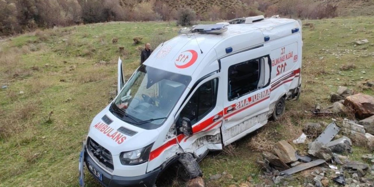 Bitlis’te Feci Kaza: 8 Yaralı, Ambulans da Devrildi