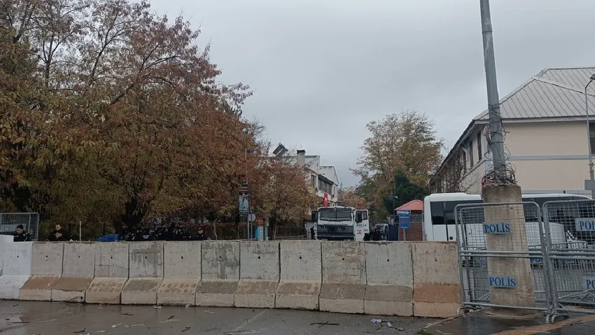 Dersim Belediyesi önü, kayyım atamasının ardından beton bariyerlerle kapatıldı