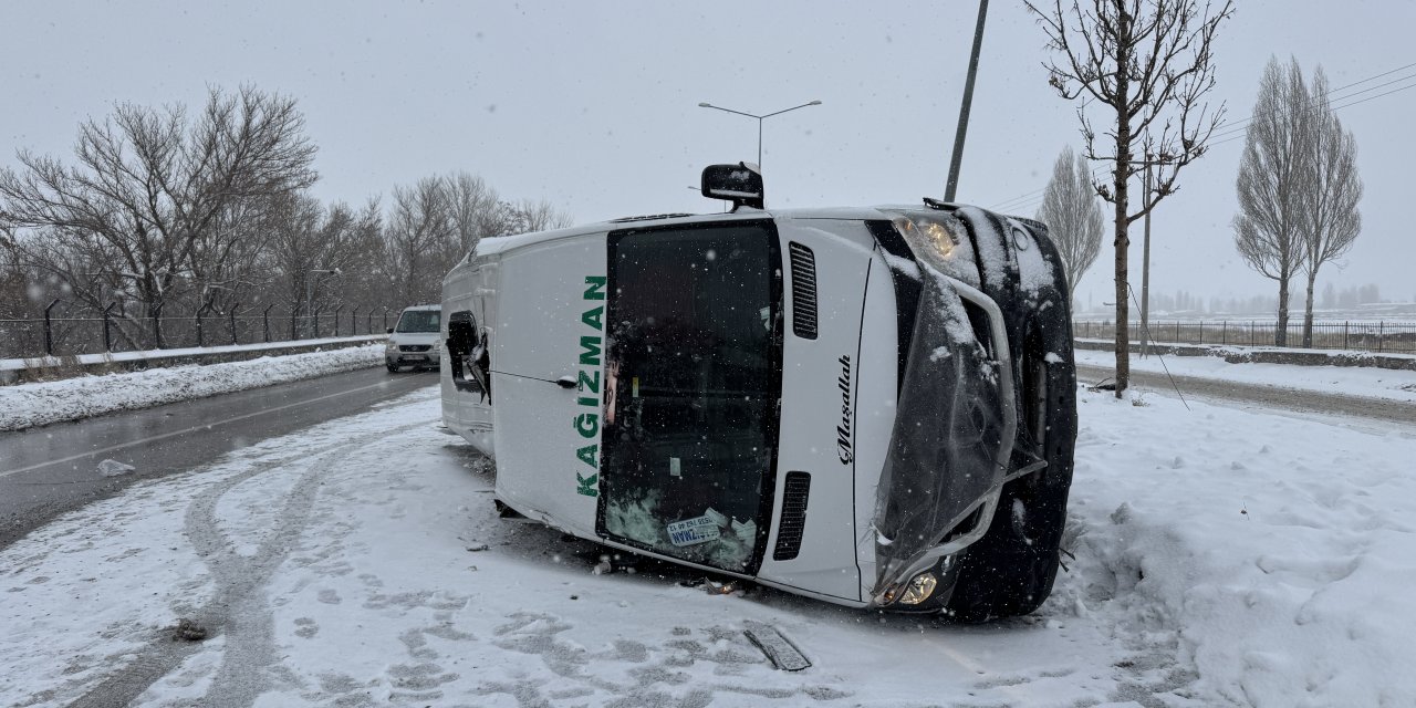 Direğe çarparak devrilen minibüsteki 8 kişi yaralandı