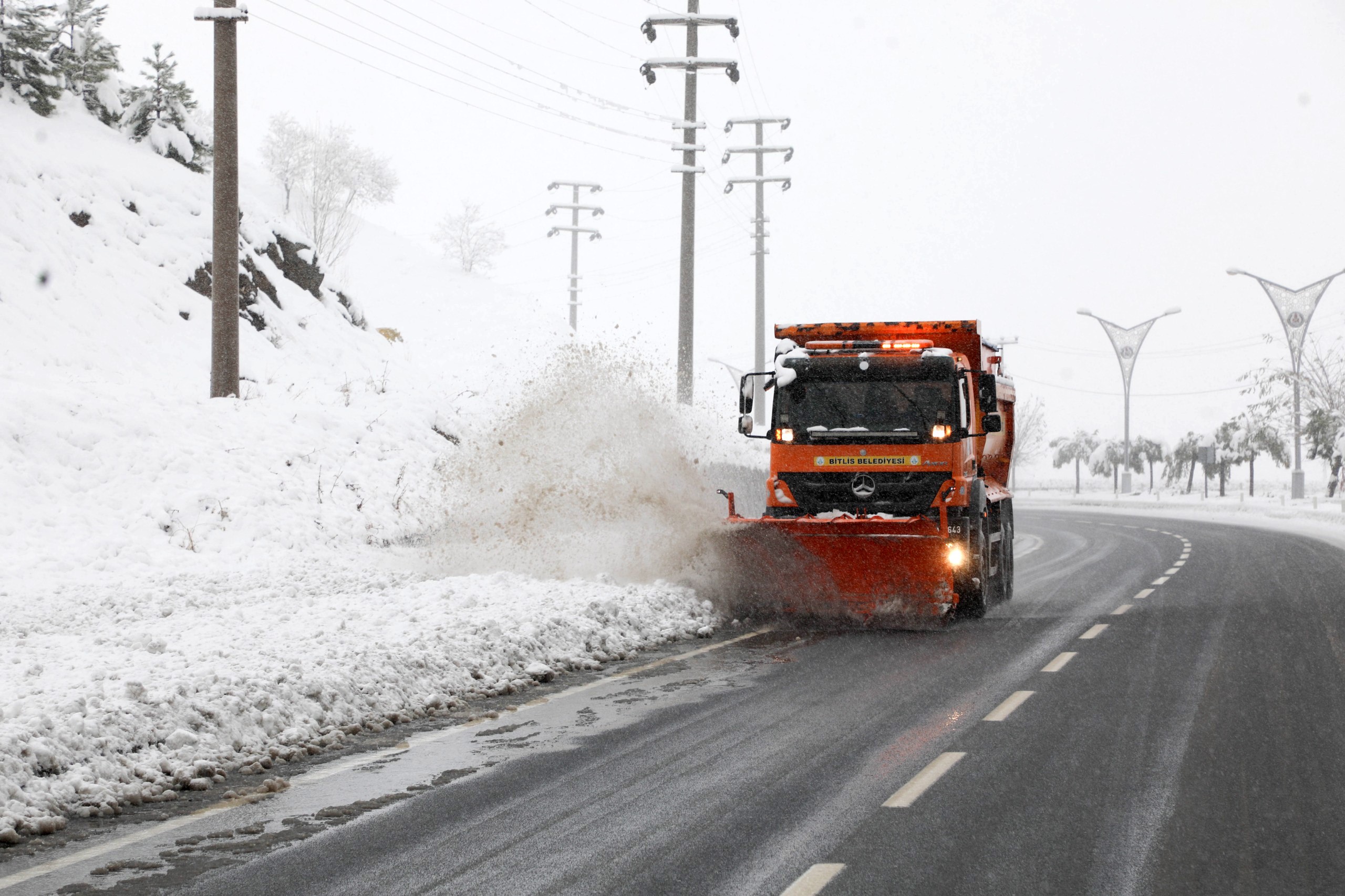 Bitlis'te 78 köy yolu ulaşıma açıldı