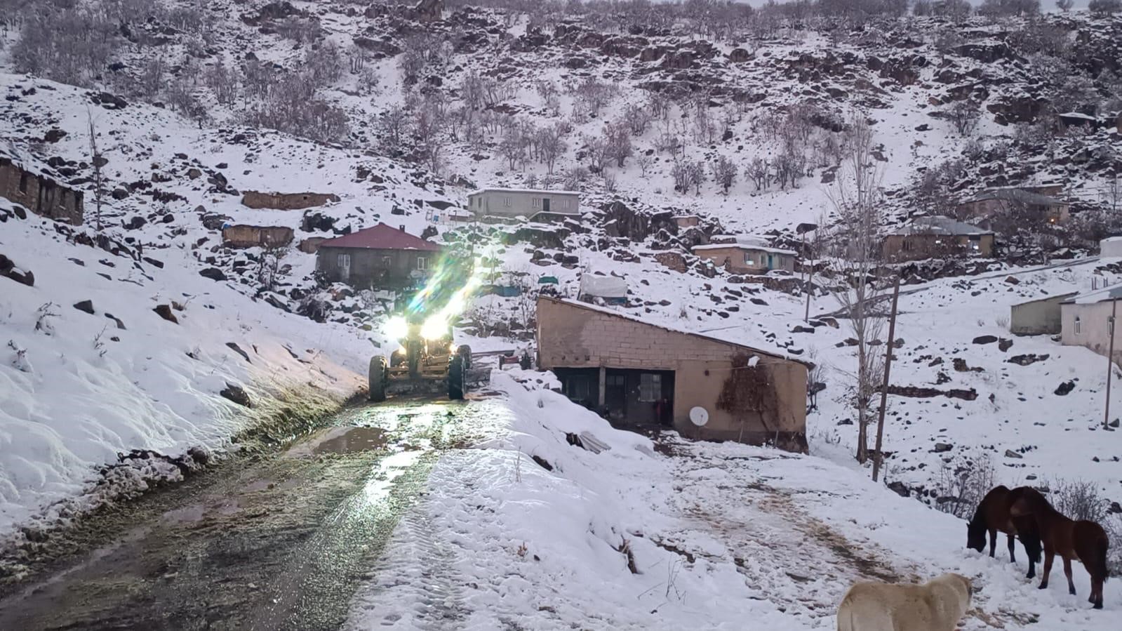 Kapanan köy yollarının açılması için çalışmalar sürüyor