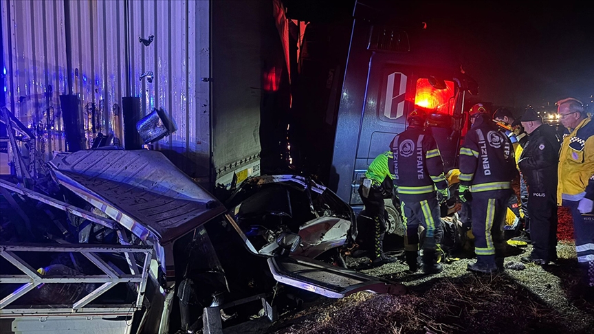 Yolcu otobüsü TIR’la çarpıştı; 1 ölü, 20 yaralı