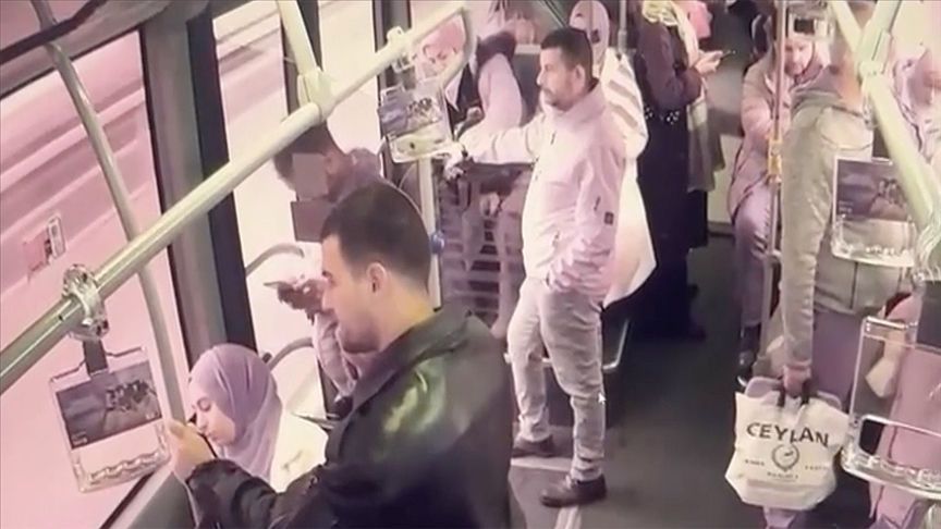 VİDEO - Rögar Kapağı Metrobüs Kapısını Kırdı, Yolcu Düşüp Yaralandı