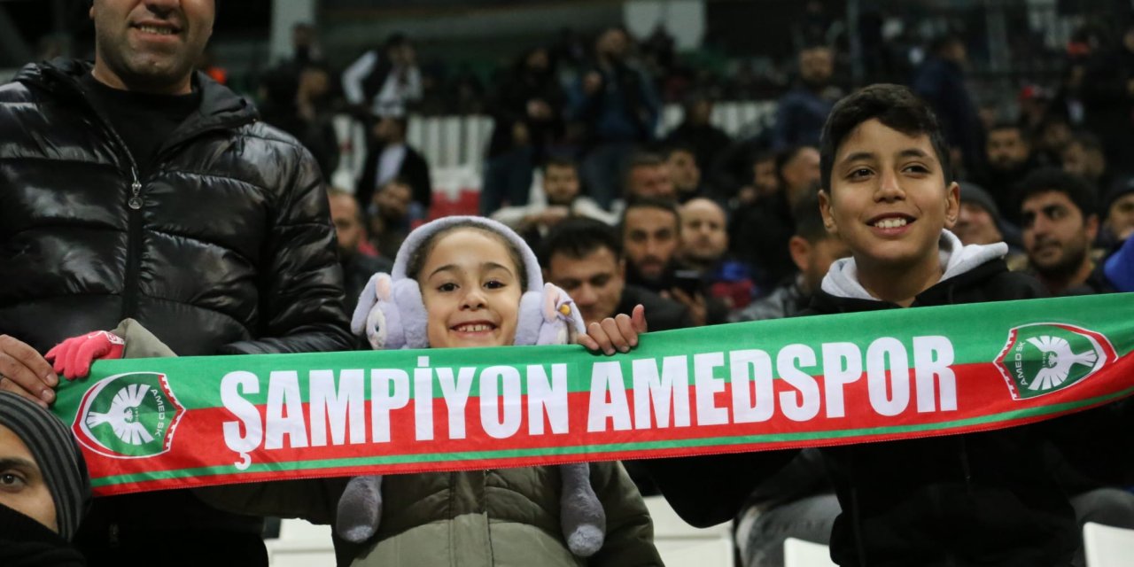 Diyarbakır'da 10 bini aşkın taraftar Amedspor için tribünlerde