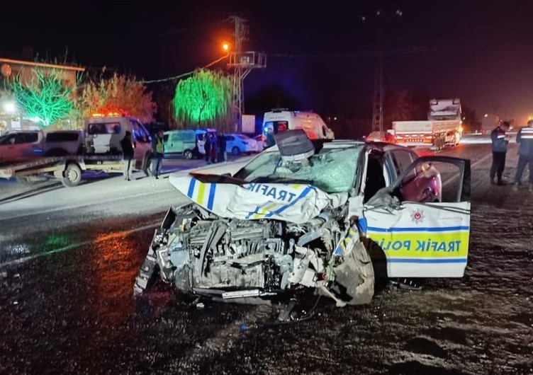 Polis otomobili ile hafif ticari araç çarpıştı: 1 ölü, 3 yaralı