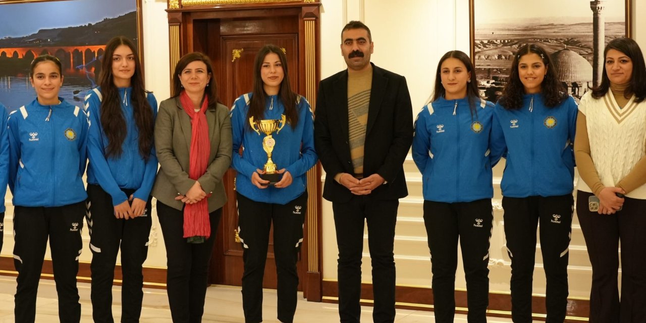 Diyarbakır'da şampiyon Kadın Voleybolcular kupayı Eş Başkanlara hediye ettiler