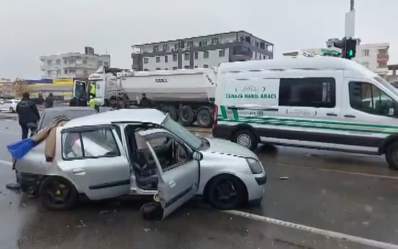 Zincirleme trafik kazası: 19 yaşındaki genç hayatını kaybetti