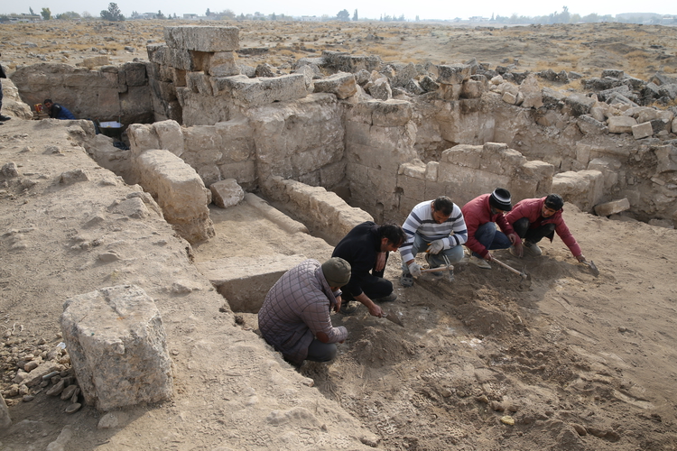 Harran'daki katedral kazısında vitraylar bulundu