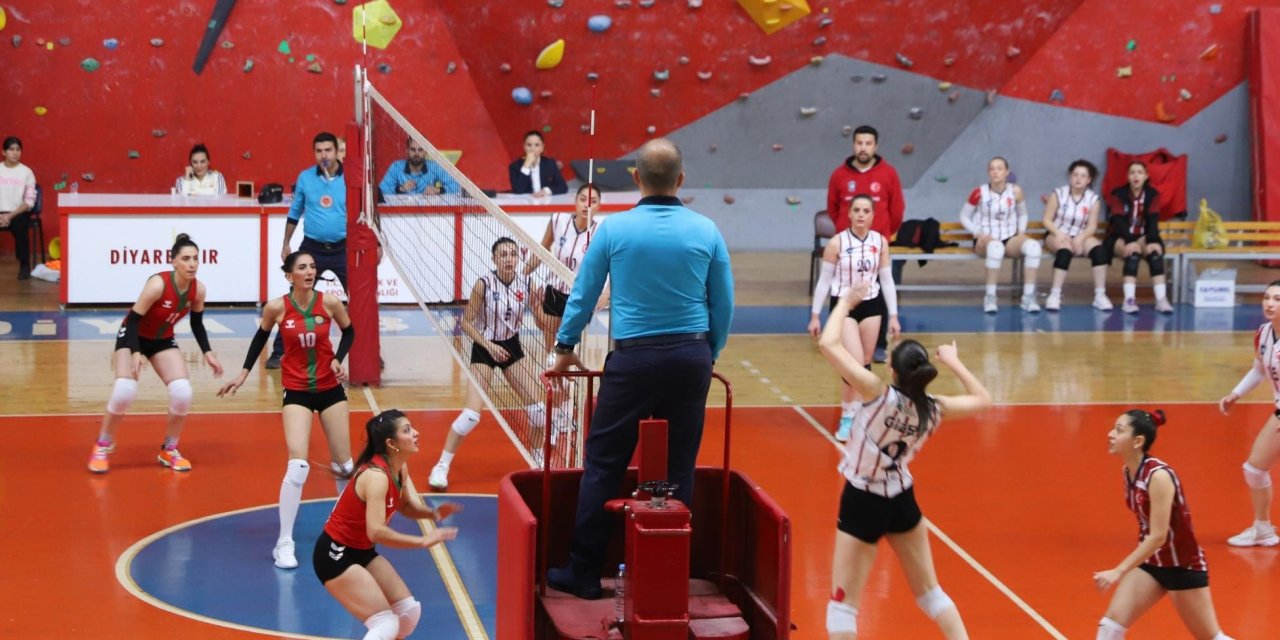 DBB Voleybol evinde mağlup