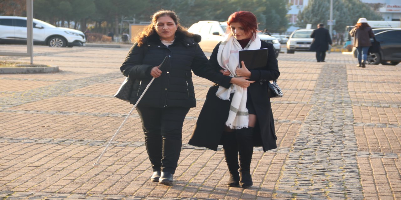 Diyarbakır'da görme engelli 3 çocuk annesi 49 yaşında üniversiteli oldu