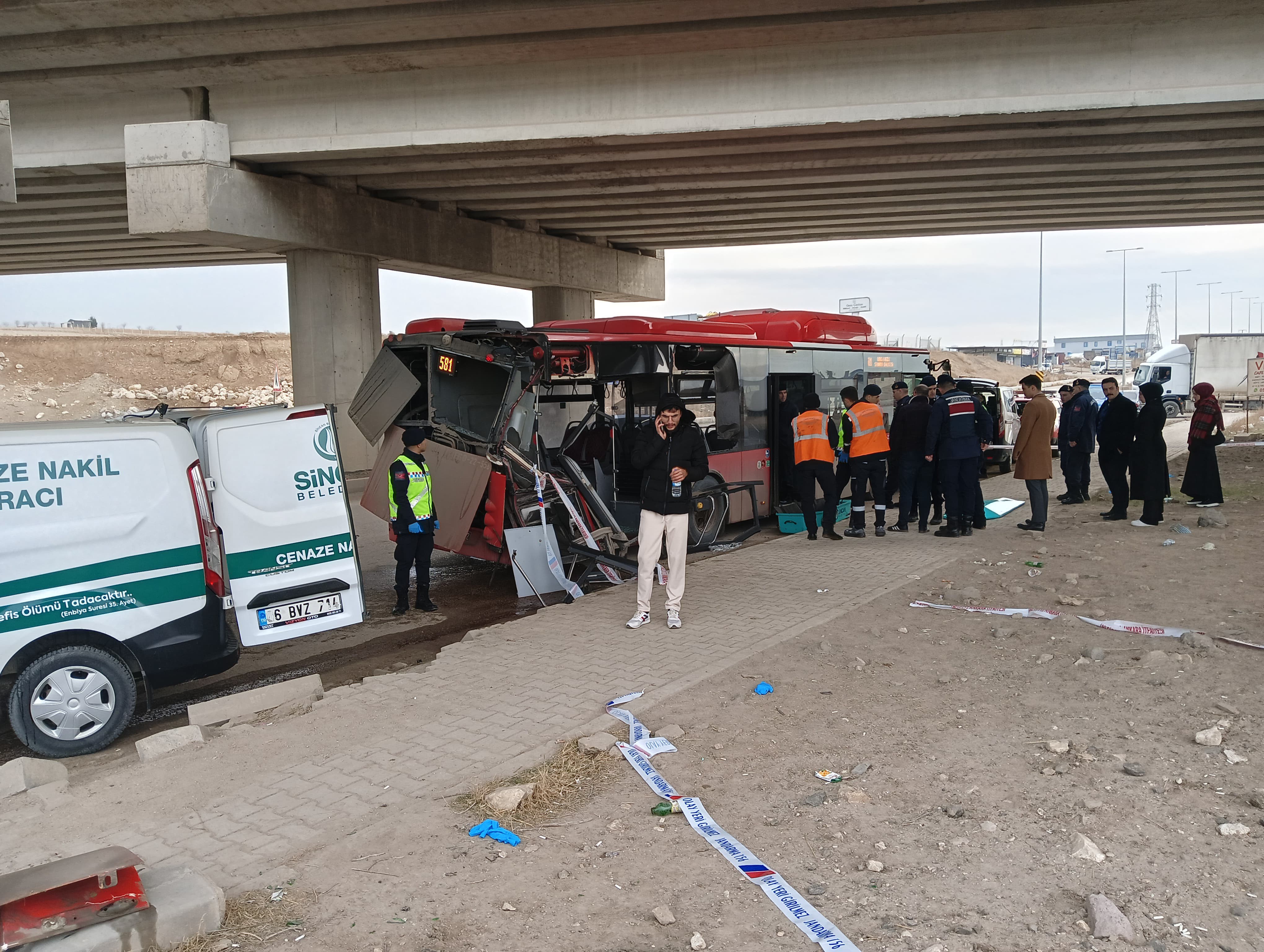 Belediye otobüsü TIR’la çarpıştı: 1 ölü, 1 yaralı