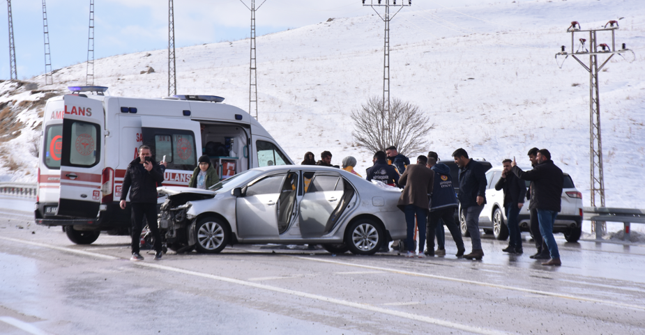 Otomobil bariyerlere çarptı: 5 yaralı