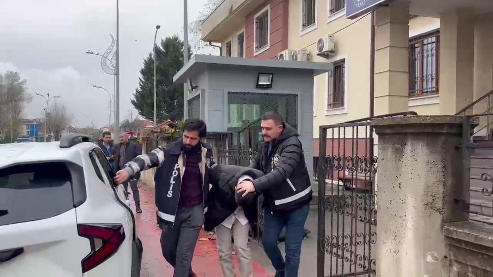 Erkek Dehşeti: Eşini 20'den fazla bıçakla yaralayıp kaçtı