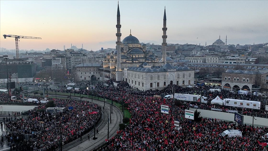 On binlerce kişi Filistin için Galata Köprüsü'nde!