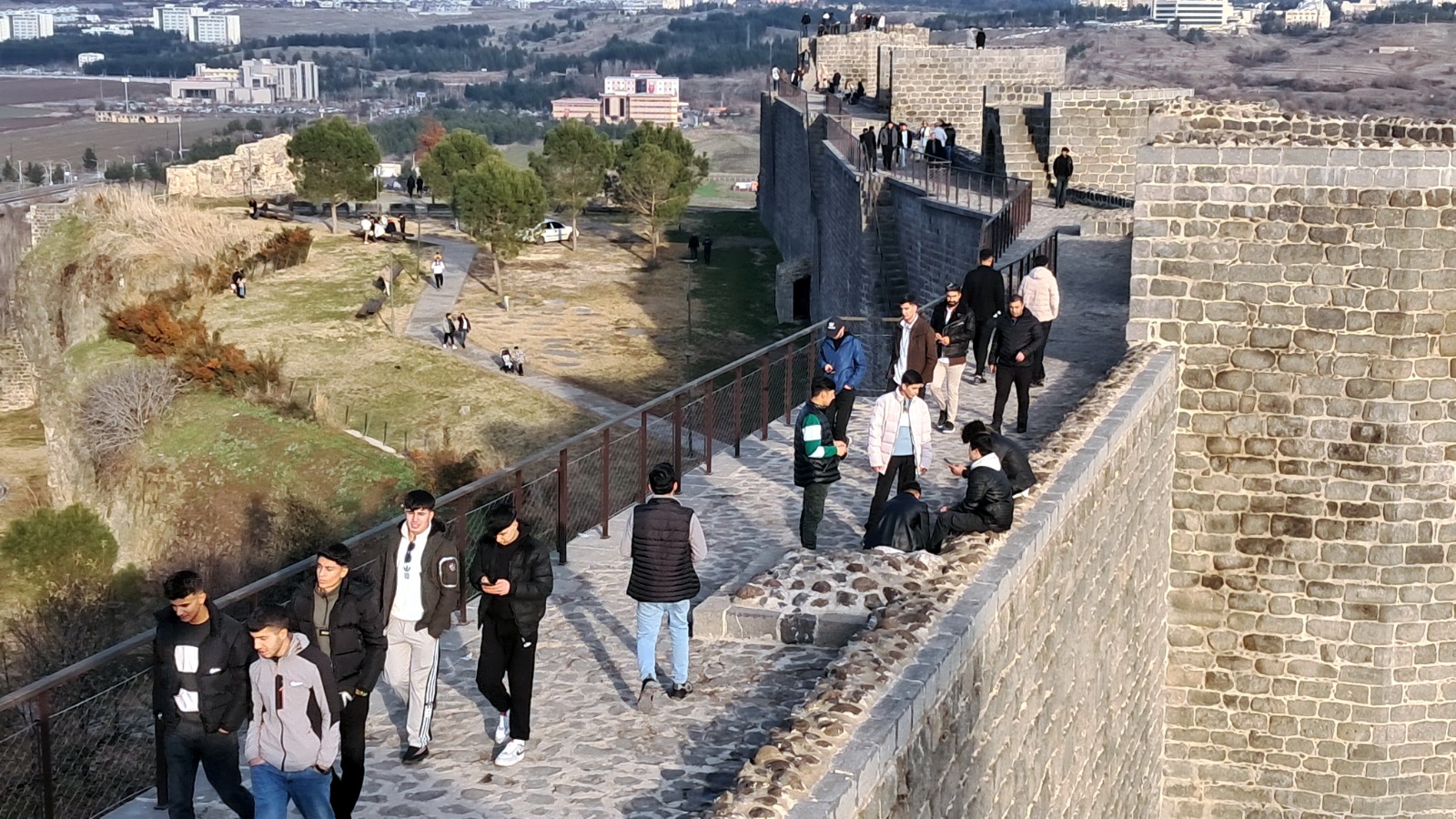 VİDEO - Diyarbakır’da yılın son gününü surlarda geçirdiler