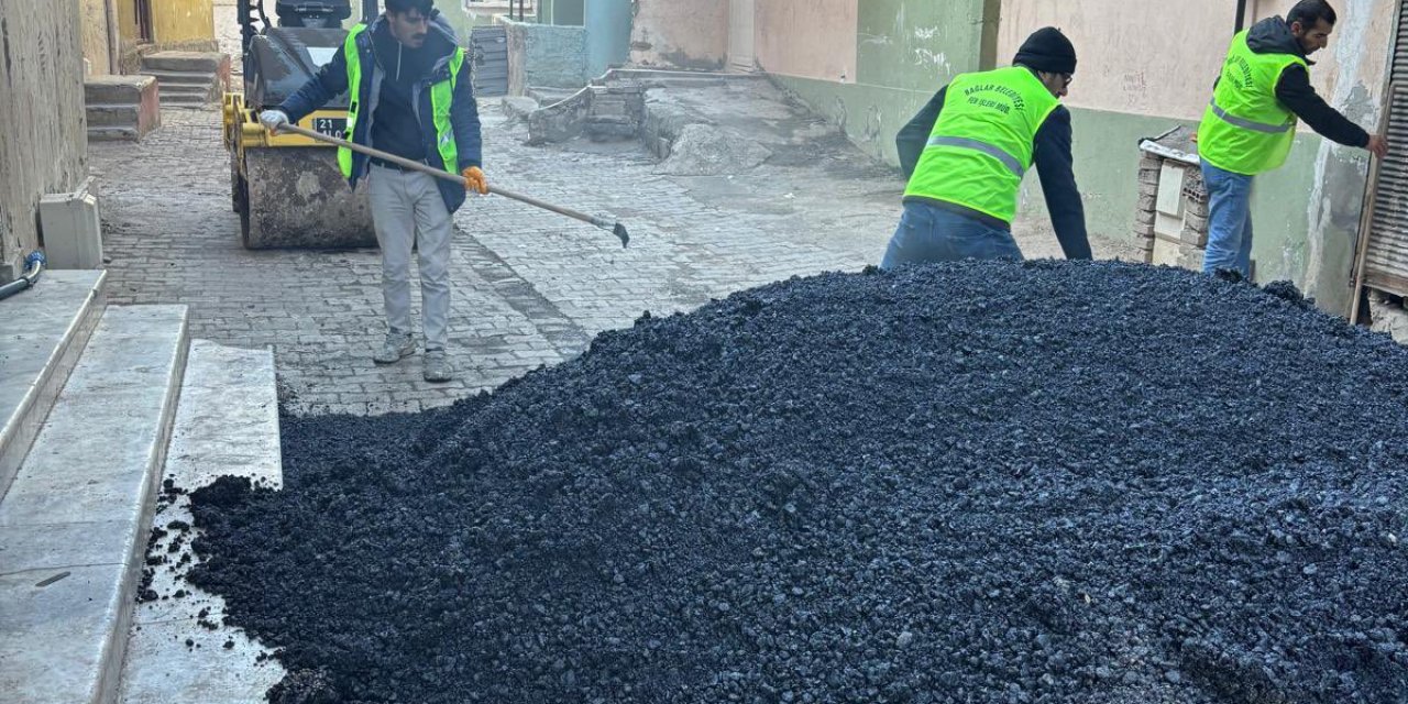 Diyarbakır’ın Şeyh Şamil Mahallesi’nde asfalt çalışması var