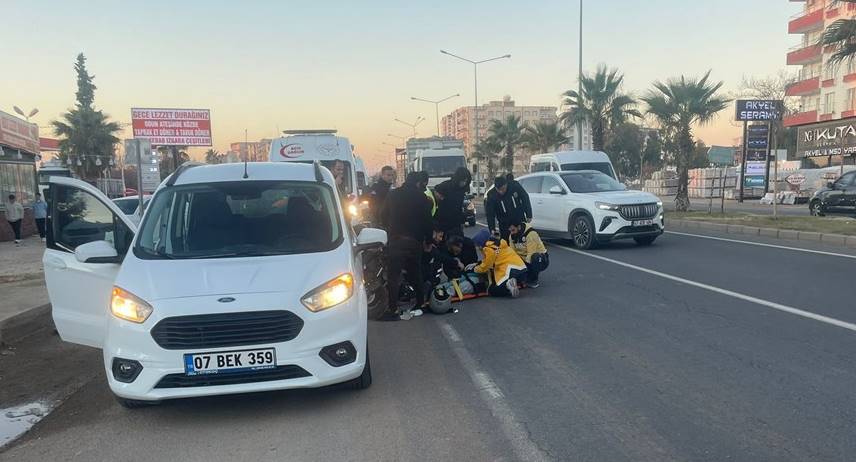 Mardin'de motosiklet ile hafif ticari çarpıştı