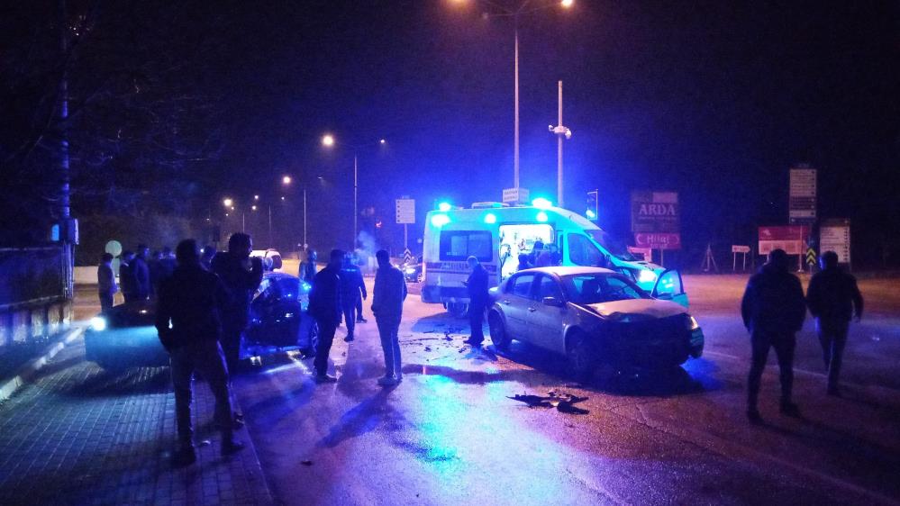 Ambulansa yol vermek istediler çarpıştılar