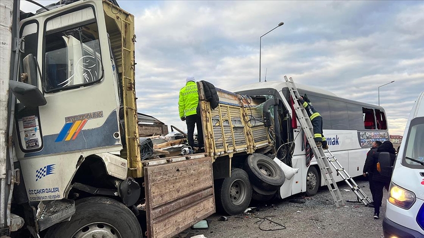 Tır, kamyon ve yolcu otobüsü çarpıştı: Ölü ve yaralılar var